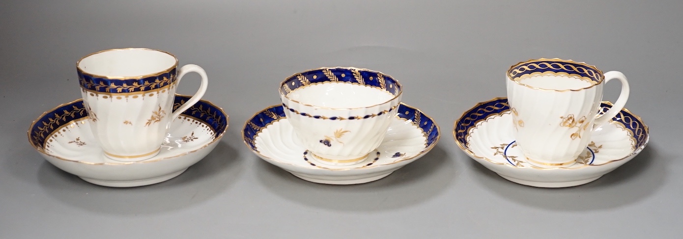 Three flight Worcester shankered teawares two coffee cup and saucers with blue borders and a teabowl and saucer similar c.1790